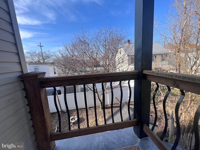 Foto del edificio - 587 Bath St