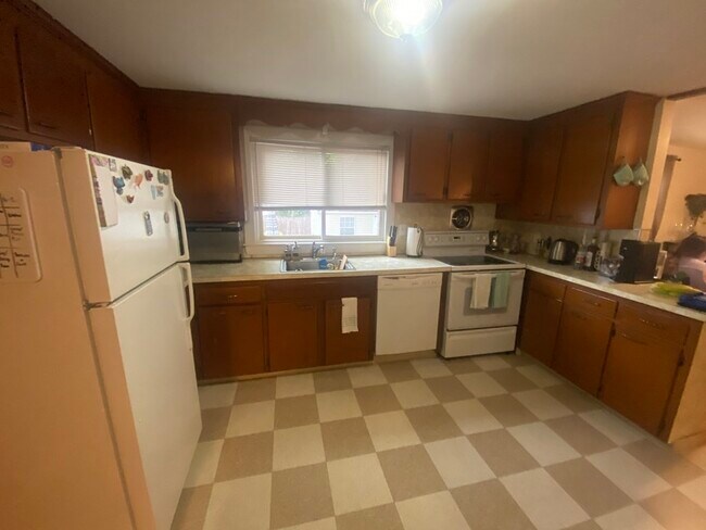 Building Photo - 640 Lagrange St