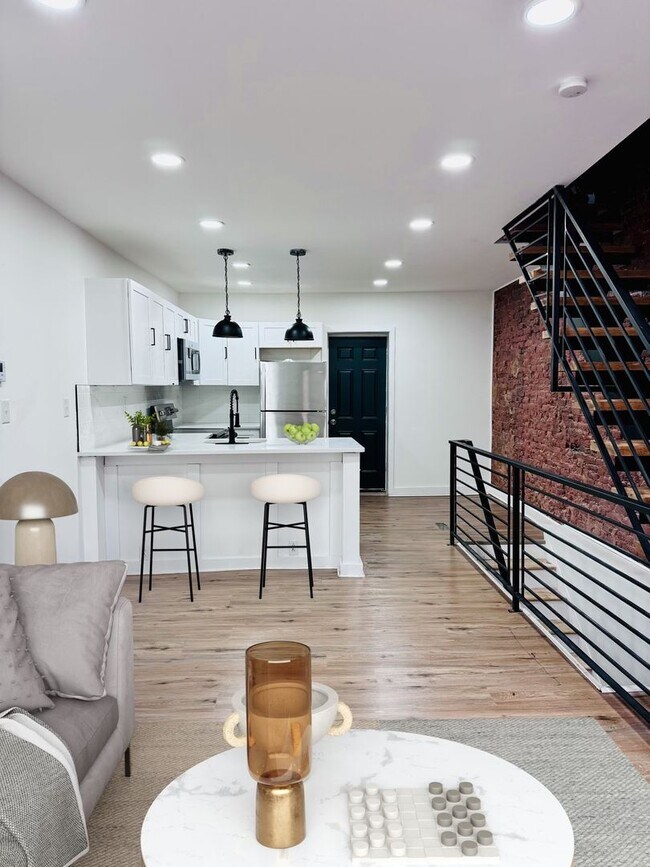 Building Photo - Stunning 2-Bedroom Townhome Just Outside B...