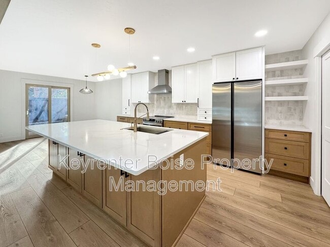 Building Photo - 832 E Riverpark Ln