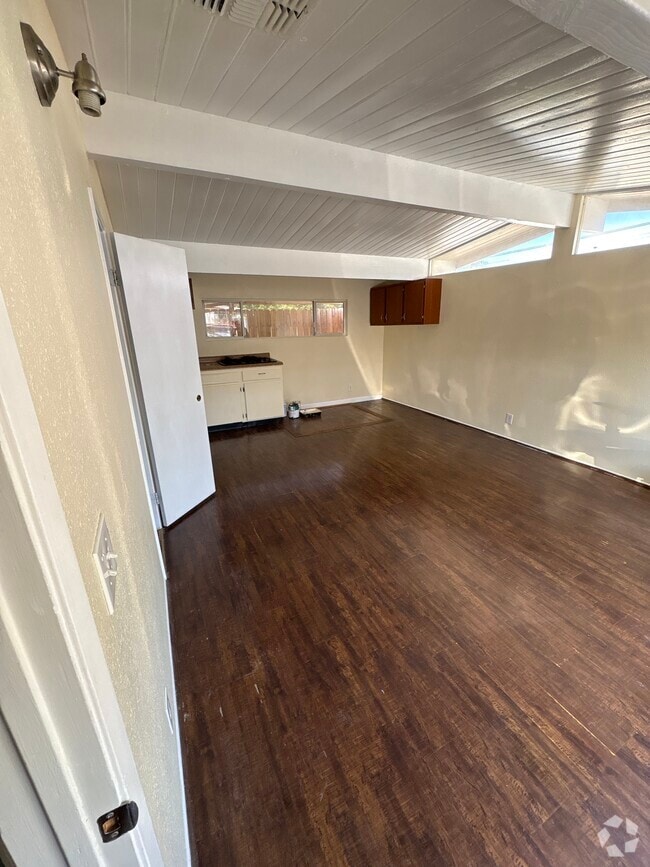 Building Photo - 10014 Lemona Ave