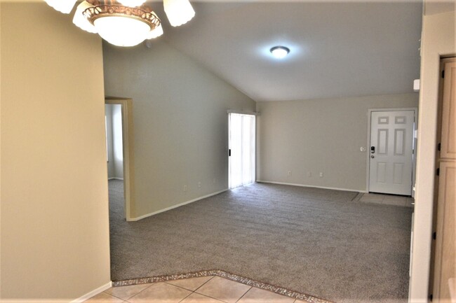 Foto del edificio - 7934 W Laurel Ln