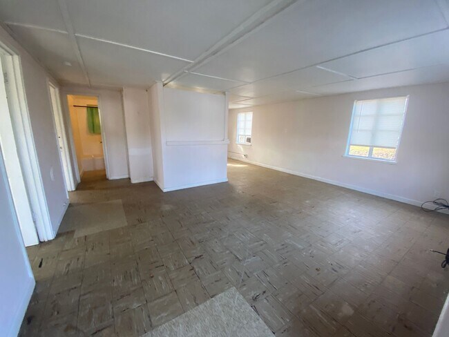 Building Photo - Barry- 1334