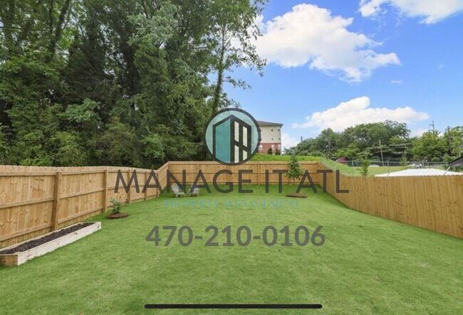 Building Photo - Cozy 3 bedroom house located one block from the Beltline!