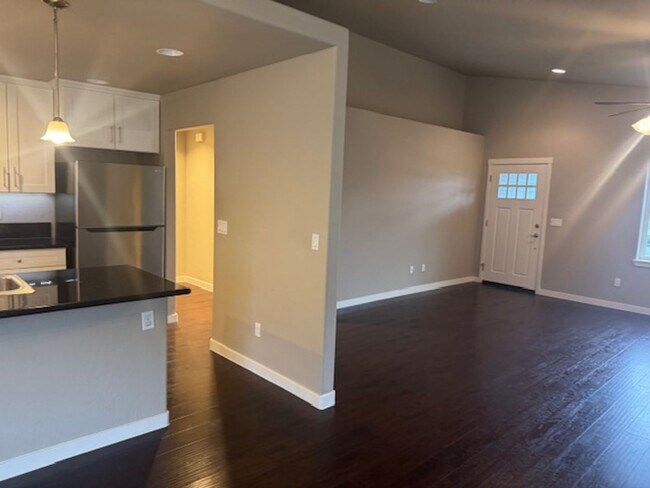 Foto del edificio - CUSTOM 3 BEDROOM, 2 BATH HOME NEAR SOUTH MEDFORD HIGH SCHOOL