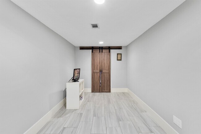 Foto del edificio - 7727 Barberton Dr