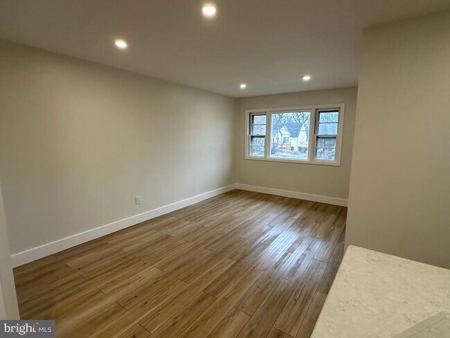 Building Photo - 271 Sumac St