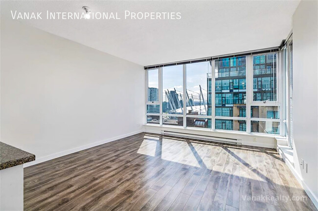 Photo du bâtiment - Bright Downtown 1-Bedroom + Large Den with Parking