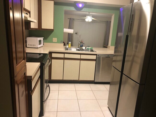 kitchen overlooking living room - 16519 Lake Brigadoon Cir