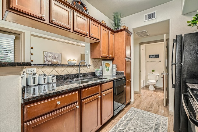 Eaglebrook Apartments Kitchen 01 - Eaglebrook Apartments