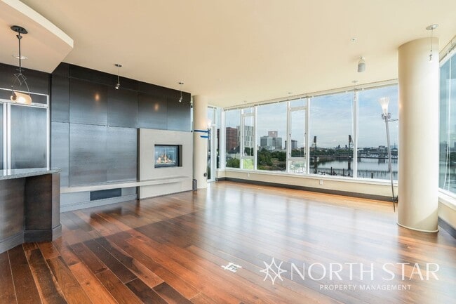 Building Photo - Stunning Views at The Strand