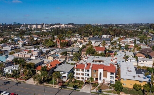 Foto del edificio - Golden Hill Gem: Spacious Furnished 2BR with City Convenience