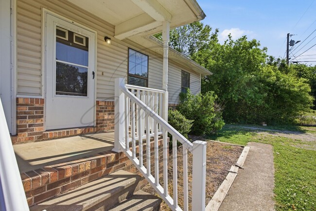 Foto del edificio - SPRING SPECIAL: 1/2 OFF FIRST MONTHS RENT - Two Bedroom Ranch Duplex in Columbia!