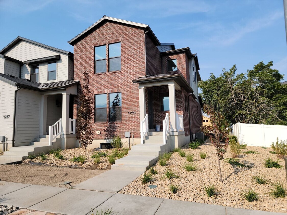 1247 N Main St, Bountiful, UT 84010 Townhome Rentals in Bountiful UT