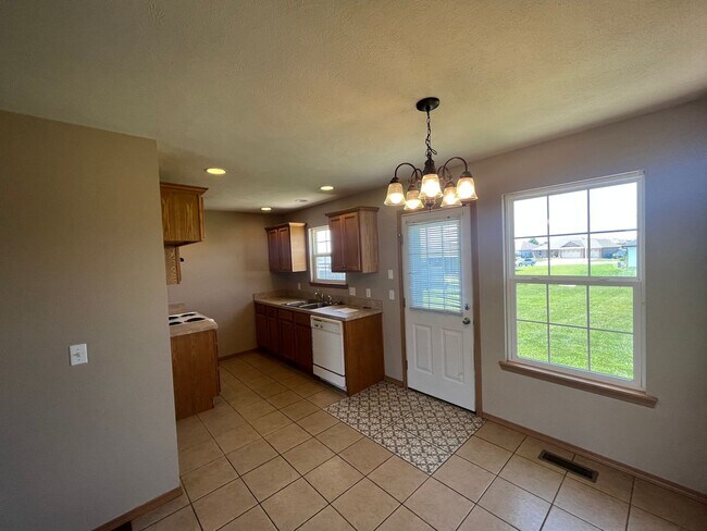 Building Photo - 3 bedroom 2 bath home in Clever, MO!