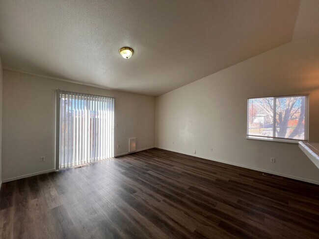 Foto del edificio - Cute 2 bedroom home located in Donner Trails!