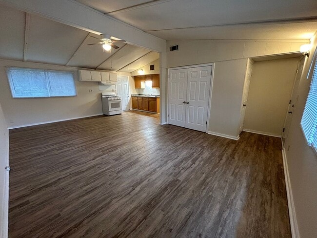 Foto del edificio - 73 Spence Ave