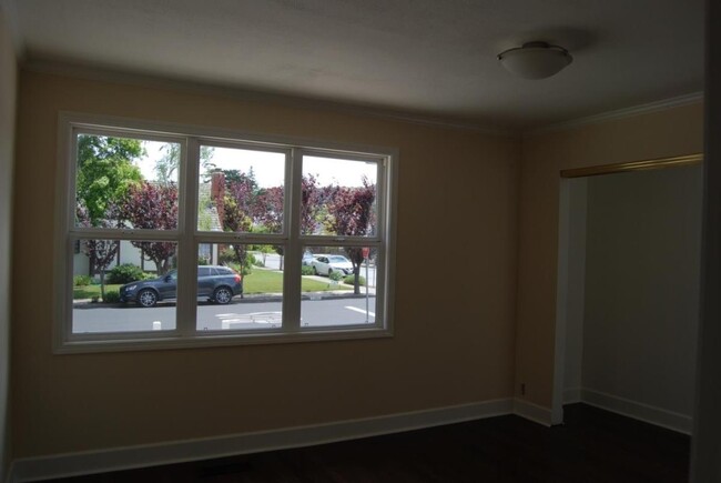 Building Photo - Two Bed One Bath Single Family Home in Bel...