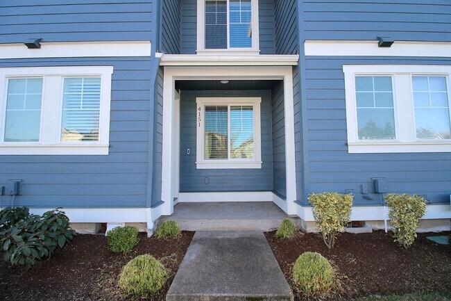 Building Photo - Impeccable 3 Bed/2.5 Bath Townhome located...