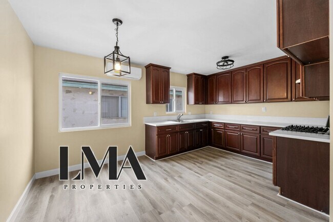 Foto del edificio - 4317 W 120th St