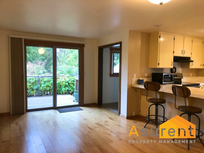 Building Photo - 3 Bed-2 Full Bath Home w/ large back yard