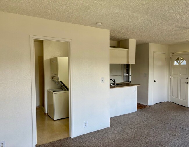 Building Photo - Studio, 1 Bath Apartment with 1 Assigned P...