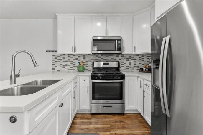 Building Photo - Modern Detached 3 Bedroom House with Private 2 Car Garage and Patio