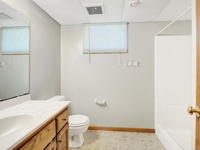 Foto del edificio - 3 bed Rambler on huge lot