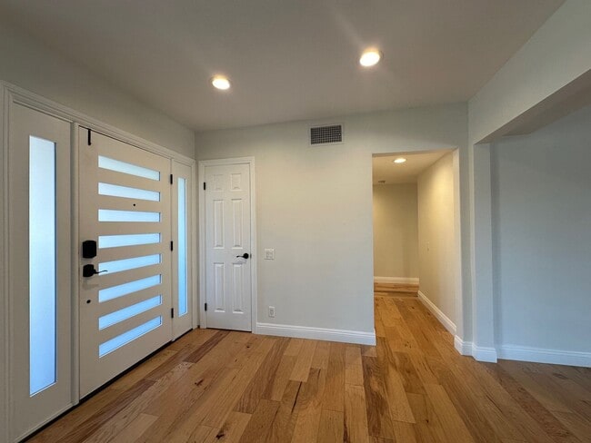 Building Photo - Thousand Oaks 5+2 single story pool and sp...