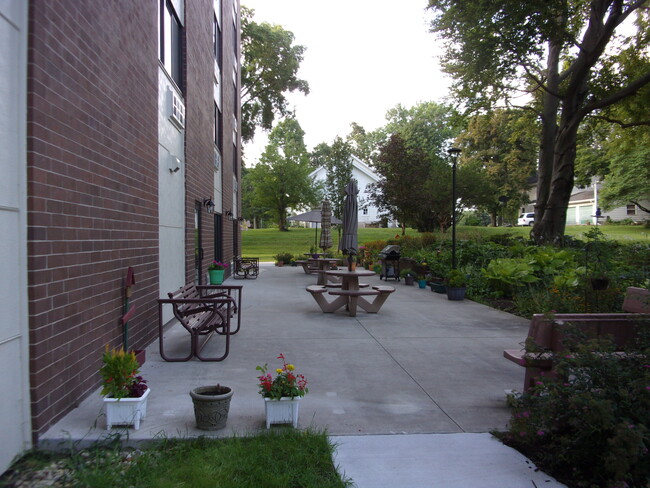 Building Photo - Sterling Towers