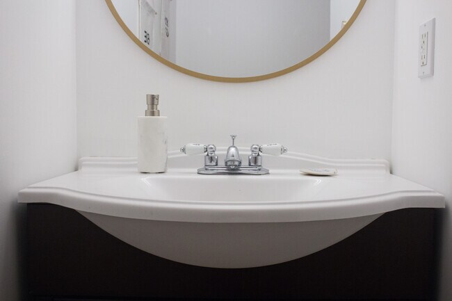 Building Photo - 605 SE Chester Ave