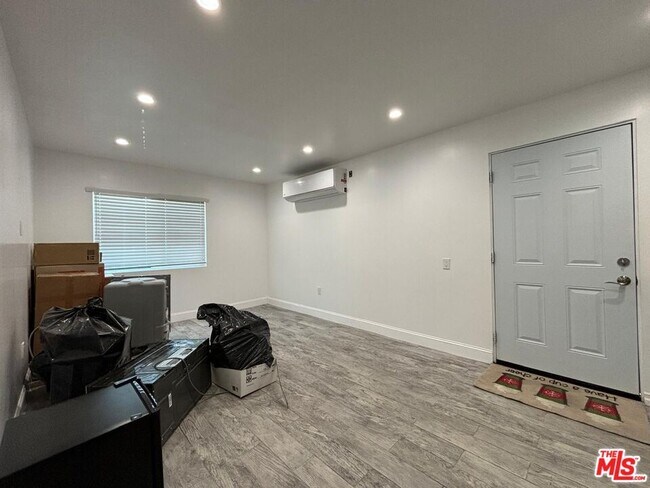 Foto del edificio - 8369 Deering Ave