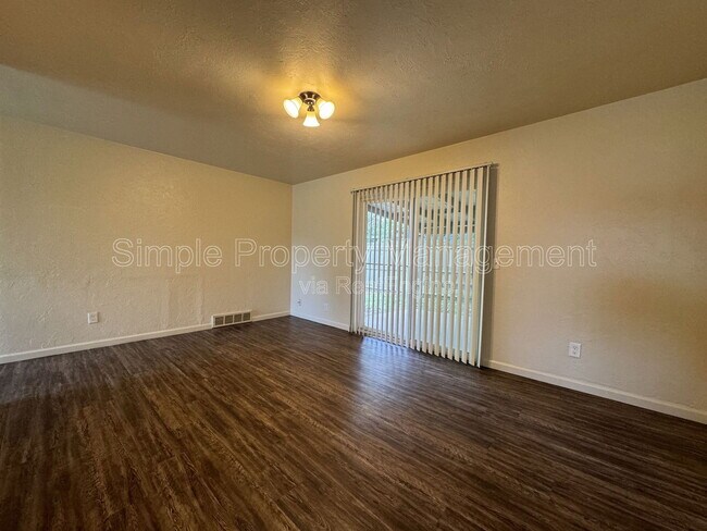 Foto del edificio - 1400 Brookdale Dr