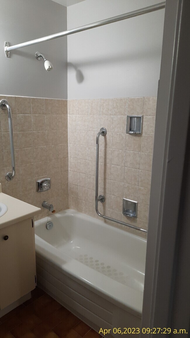 Bain - 1880 Main St W
