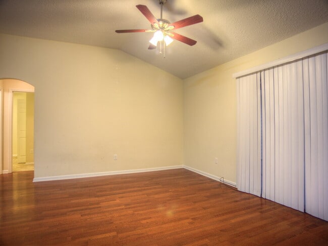 Building Photo - 1828 Creekview Dr