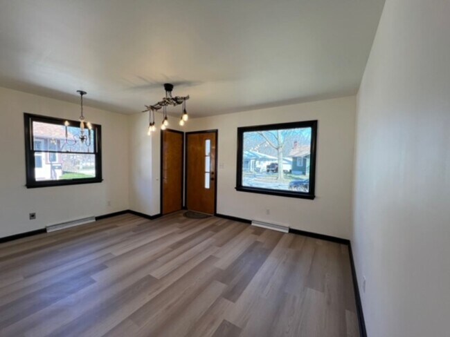 Foto del edificio - Spacious 2 Bed / 1 Bath Near Downtown Urbana with Garage