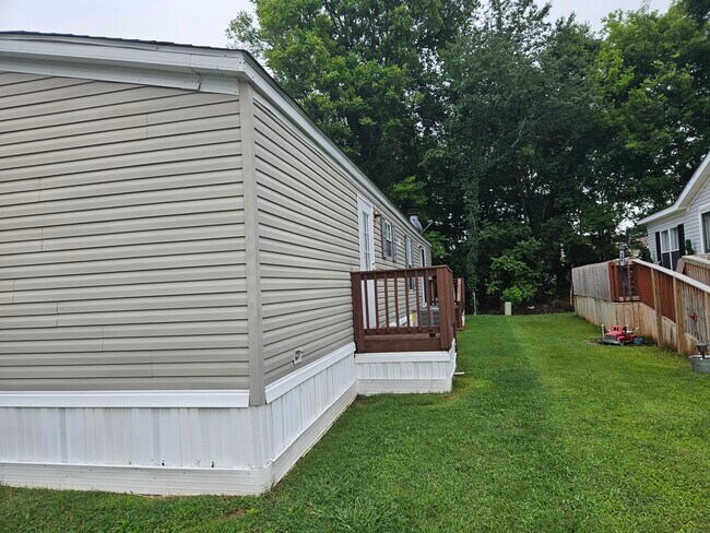 Building Photo - 166 Lynnwood Cir