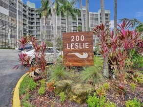 Building Photo - 200 Leslie Dr
