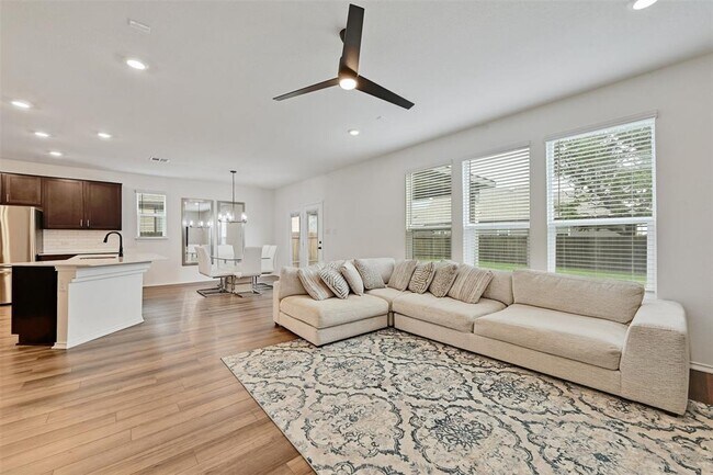 Foto del edificio - 280 Kat Garnet Dr