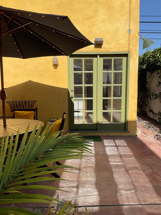 Foto del edificio - 5261 Cahuenga Blvd
