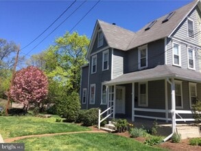 Building Photo - 301 E Linden St