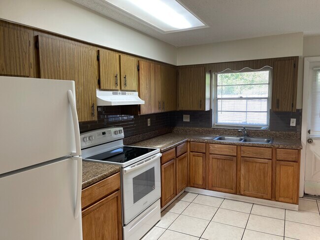 Kitchen - 907 E Weatherbee Rd