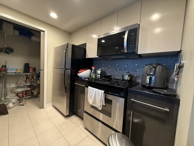 Building Photo - 1507-1408 Strathmore Mews