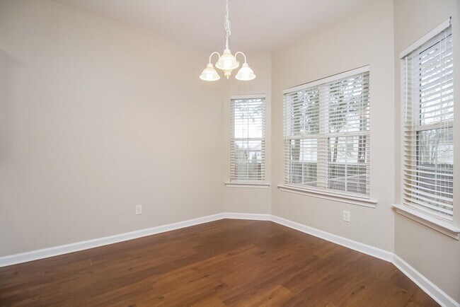 Building Photo - 1022 Seven Oaks Blvd