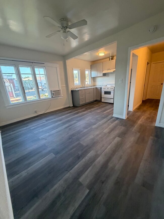 Living Room/Dining Room - 601 S Main St