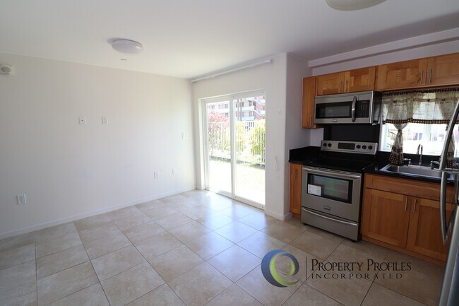 Foto del edificio - 2 Bedroom / 1 bath Ground Floor Kapahulu Apartment - Available Now!