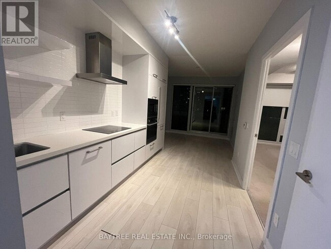 Building Photo - 2221 Yonge St