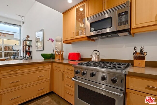 Viking range and microwave - 3638 Hughes Ave