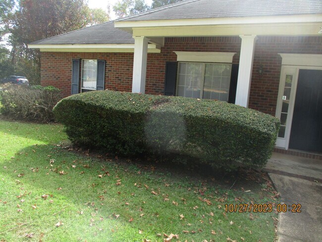 Building Photo - Bedford Ct., 2228-B