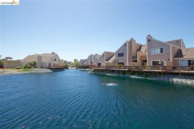 Foto del edificio - 2063 Sand Point Rd